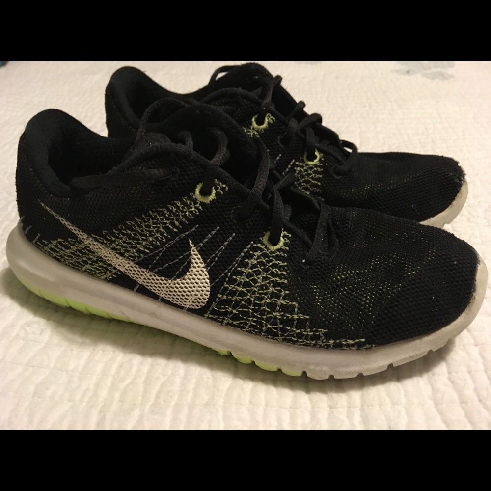 Nike boys running gym shoes black/lime green